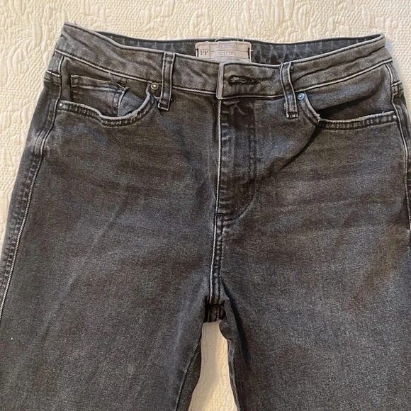 Free People Mid Rise Frayed Hem Jeans Black Zip Fly Size 29 - Picture 4 of 9